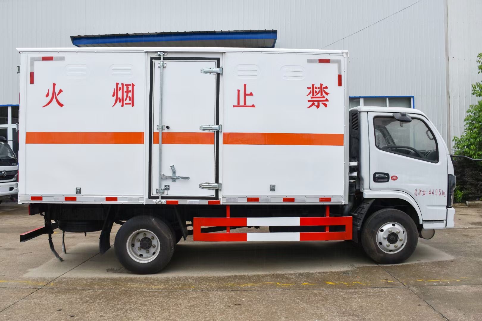 东风3.8吨液化气瓶运输车
