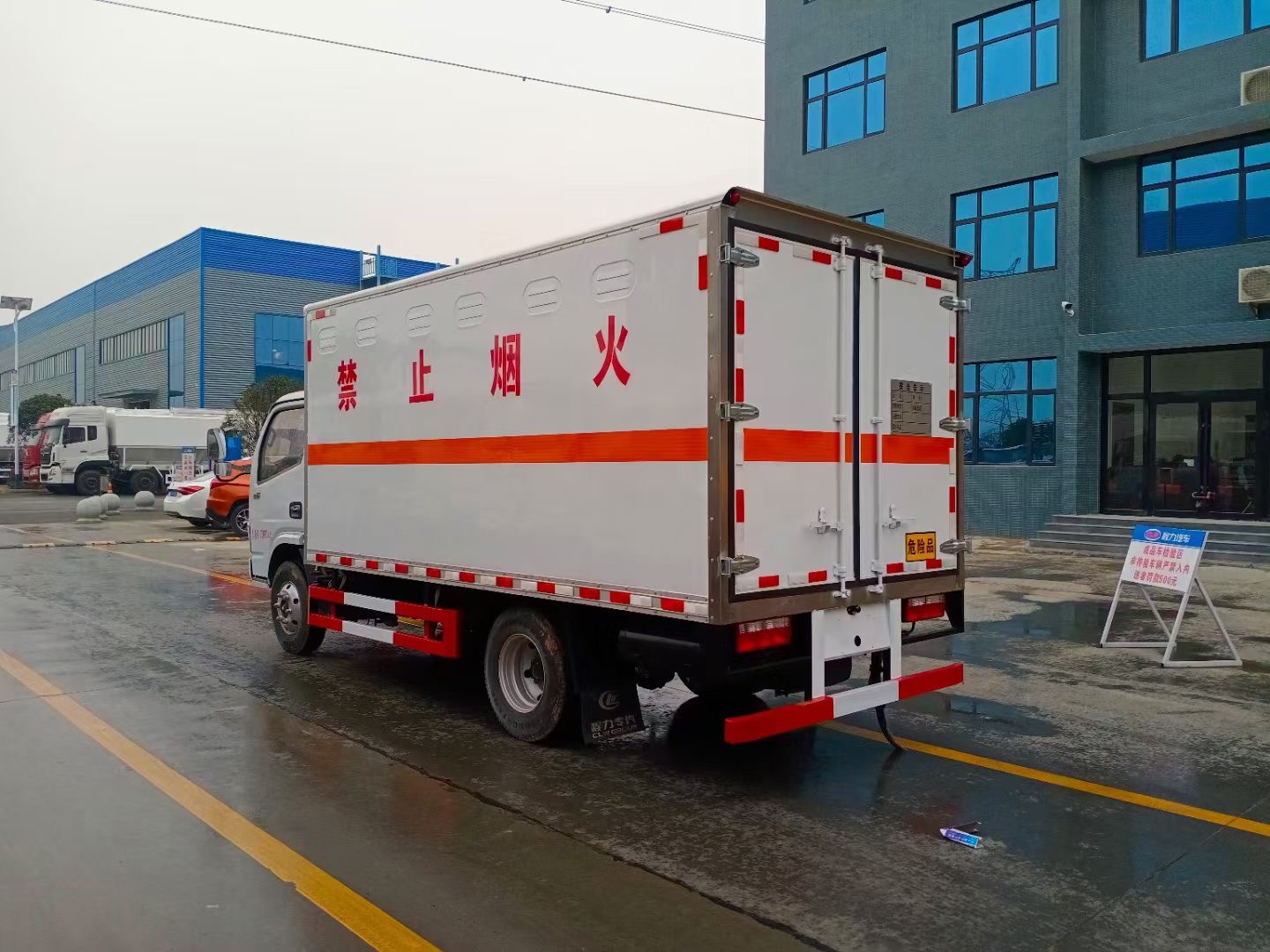 东风3.8吨液化气瓶运输车